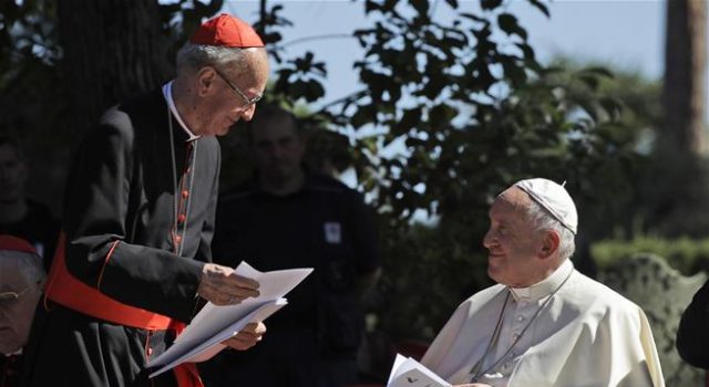 El Papa francisco se mueve para reformar la Iglesia católica