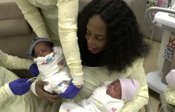 Mujer hace un nuevo récord al dar a luz a 6 bebes en 9 minutos