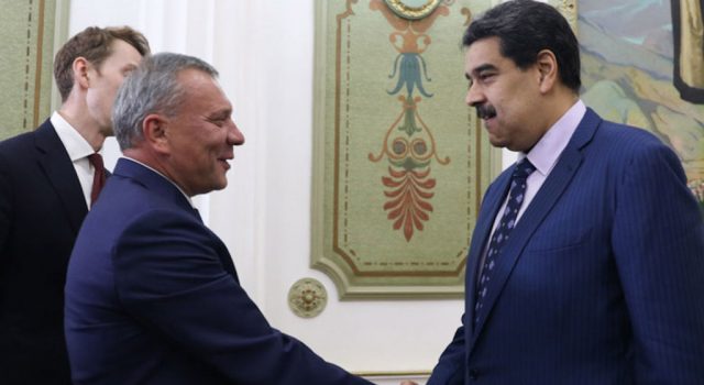 Venezuela recibe el primer ministro Ruso para apoyar a Maduro