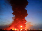 Indonesia, un enorme incendio destruye una refinería de petróleo. incendio indonesia