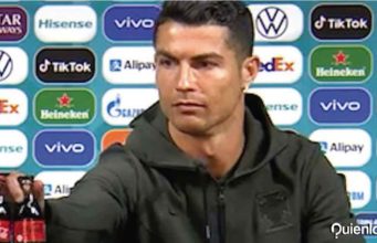 Cristiano Ronaldo rechaza la Coca Cola y recomienda tomar agua. Cristiano Ronaldo Coca Cola