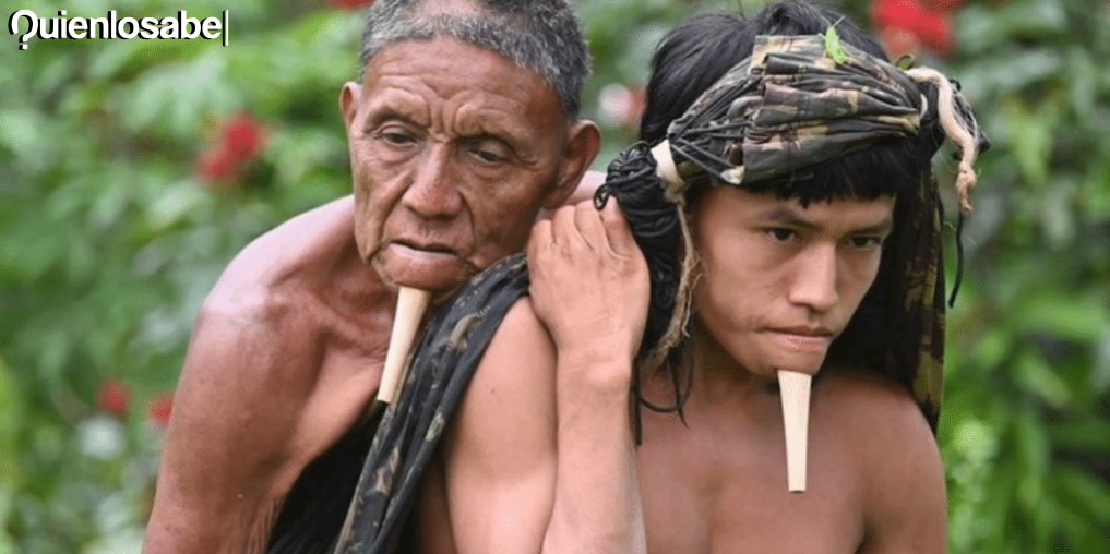 indígena cargó a su padre