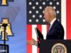 Joe Biden le da la mano al aire