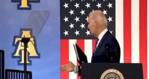Joe Biden le da la mano al aire