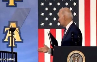 Joe Biden potřásá rukou ve vzduchu