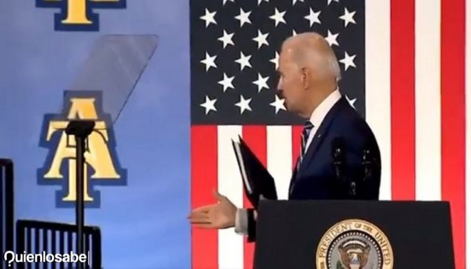 Joe Biden le da la mano al aire
