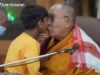 Dalai Lama besa niño: el VIDEO más polémico del líder tibetano. Dalai Lama besa niño