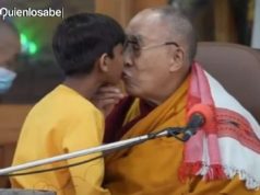Dalai Lama besa niño