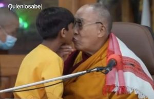 Далай-лама целует ребенка