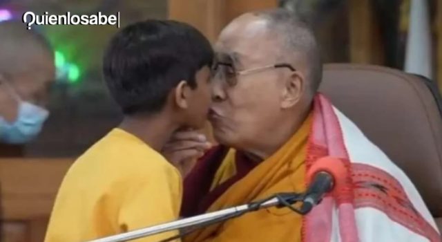 Dalai Lama besa niño: el VIDEO más polémico del líder tibetano. Dalai Lama besa niño