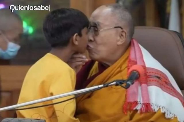 Dalai Lama besa niño