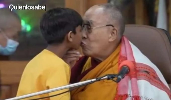 达赖喇嘛亲吻孩子