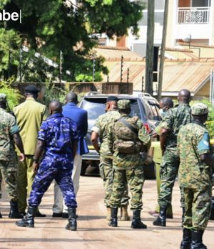 Guardaespaldas asesina a ministro de gobierno en Uganda. Guardaespaldas asesina a ministro