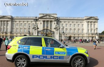 Hombre arrestado fuera del Palacio de Buckingham
