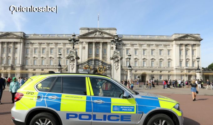 Hombre arrestado fuera del Palacio de Buckingham tras arrojar objetos sospechosos. Hombre arrestado fuera del Palacio de Buckingham
