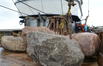 Activistas de Greenpeace lanzan rocas al Mar Greenpeace lanza Piedras al mar