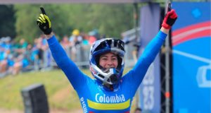 Mariana Pajón se confirma como la emperatriz del BMX en los Panamericanos. La colombiana Mariana Pajón celebra en el podio.