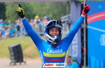 Mariana Pajón se confirma como la emperatriz del BMX en los Panamericanos. La colombiana Mariana Pajón celebra en el podio.