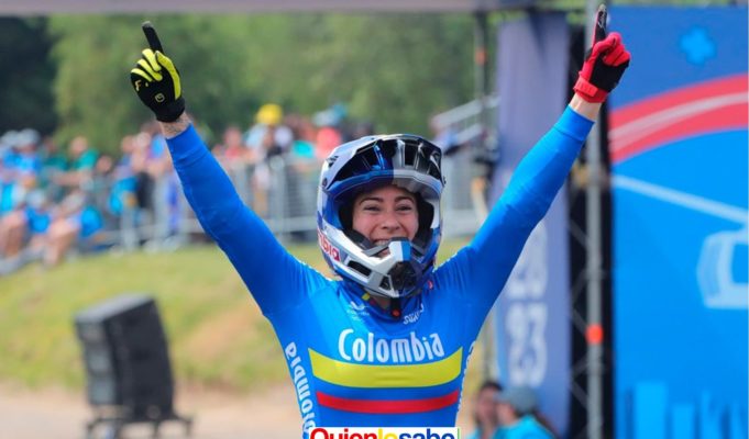 Mariana Pajón se confirma como la emperatriz del BMX en los Panamericanos. La colombiana Mariana Pajón celebra en el podio.