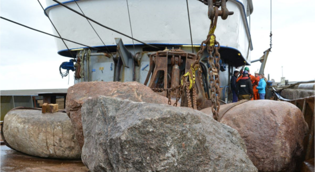 Activistas de Greenpeace lanzan rocas al Mar Greenpeace lanza Piedras al mar