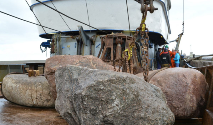 Activistas de Greenpeace lanzan rocas al Mar Greenpeace lanza Piedras al mar