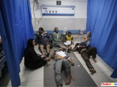 Funcionarios de Hamás dicen que 13 personas murieron en una explosión afuera del hospital Al-Shifa de la Ciudad de Gaza. Ambulancia destruida.