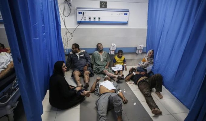 Hospitales de Gaza atacados con bombardeos. Funcionarios de Hamás dicen que 13 personas murieron en una explosión afuera del hospital Al-Shifa de la Ciudad de Gaza. Ambulancia destruida.