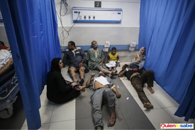 Funcionarios de Hamás dicen que 13 personas murieron en una explosión afuera del hospital Al-Shifa de la Ciudad de Gaza. Ambulancia destruida.