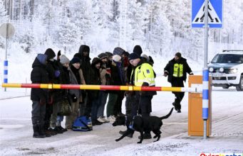 Migrantes Rusos intentan cruzar la frontera con Finlandia.