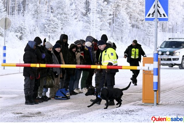 Migrantes Rusos intentan cruzar la frontera con Finlandia.