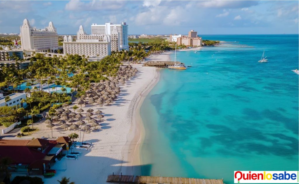 Aruba forma parte de un conjunto de islas vecinas como Curazao y Sint Maarten.