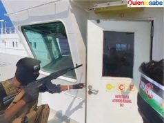 Los rebeldes atacan cuanto barco atraviesa el estrecho sino responden a su llamado.