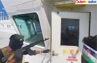 Rebeldes Hutíes atacan barcos en estrecho de Bab el Mandeb. Los rebeldes atacan cuanto barco atraviesa el estrecho sino responden a su llamado.