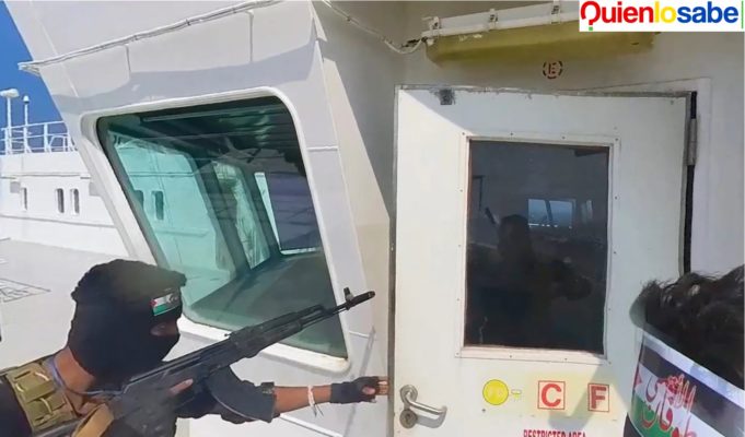 Rebeldes Hutíes atacan barcos en estrecho de Bab el Mandeb. Los rebeldes atacan cuanto barco atraviesa el estrecho sino responden a su llamado.