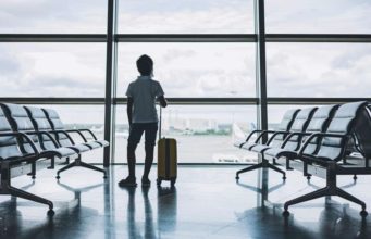 Momentos de incertidumbre paso la abuela del menor al ver que su maleta llego por el menor no.