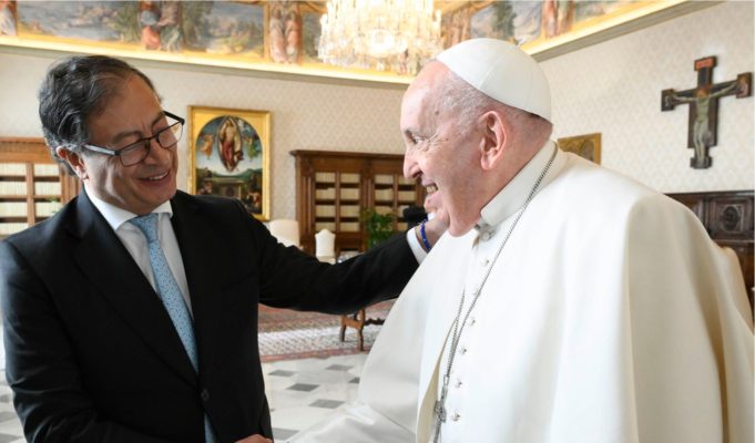 Gustavo Petro propone al Vaticano como sede de un ciclo con el ELN.