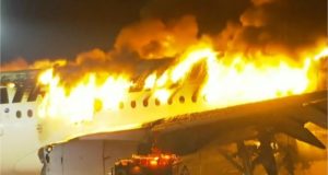 Avión se incendia en pista de Japón, aun no hay claridad de lo que causo el siniestro.