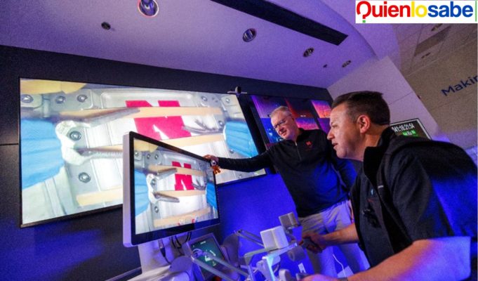 Pequeño robot que simularía un procedimiento quirúrgico a un tejido de goma desde la tierra por medio del robot SpaceMira.