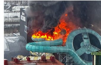 Fuerte Incendio consumió parque de diversiones en Suecia. Fuerte incendio Consumió el Parque acuático Oceana en Suecia.