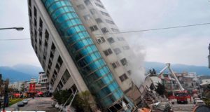 Edificios aun siguen inclinados en Taiwán luego del sismo.