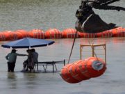 Barreras de Boyas gigantes del rio Bravo generan controversia en los Estados Unidos. Departamento de justicia dice a Texas que boyas gigantes violan ley federal.
