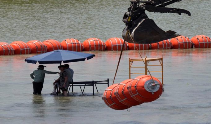 Departamento de justicia dice a Texas que boyas gigantes violan ley federal.