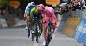 Tadej Pogacar llego primero en la etapa 8 del Giro de Italia seguido del Colombiano Daniel Felipe Martínez.