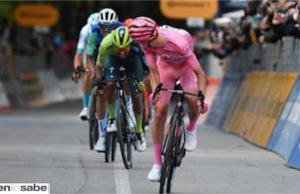 Tadej Pogacar llego primero en la etapa 8 del Giro de Italia seguido del Colombiano Daniel Felipe Martínez.